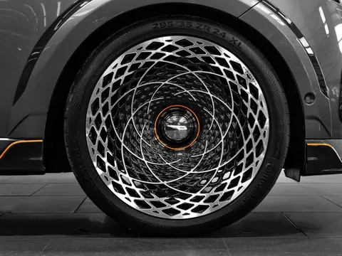 Land Rover Range Rover Autobiography P530 LWB Overfinch Velocity Edition — photo 3 of 21